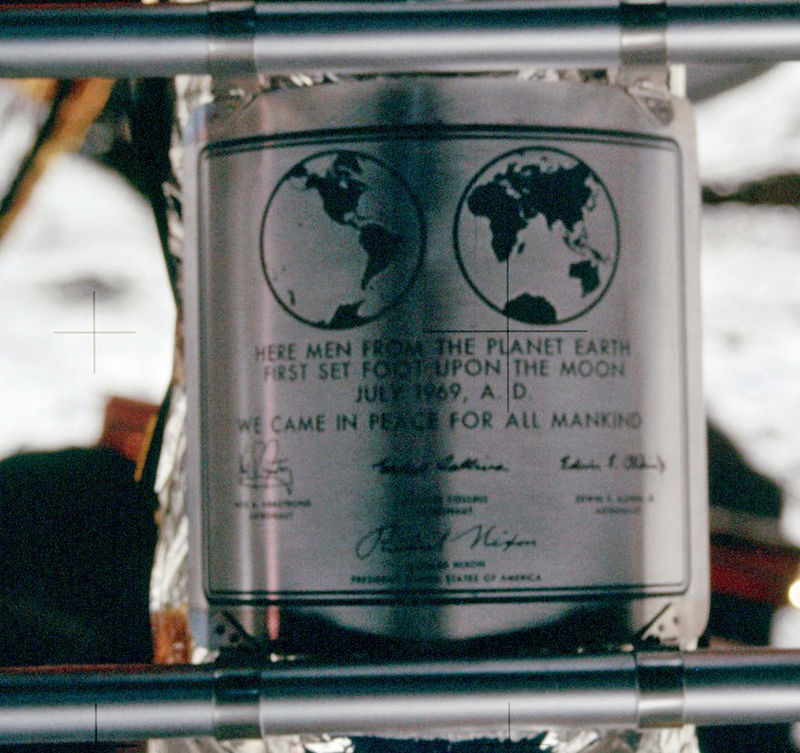 800px-Apollo_11_plaque_closeup_on_Moon